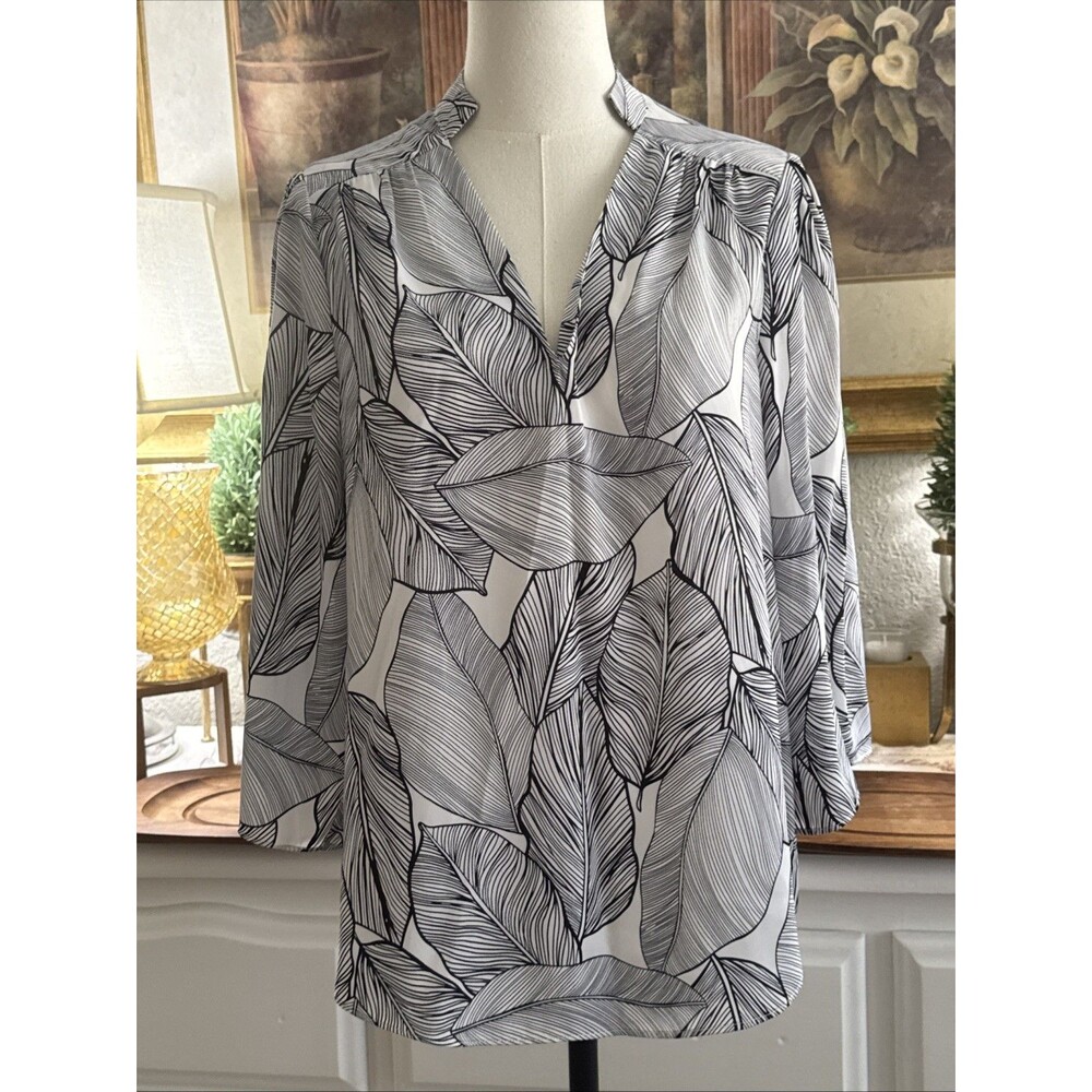 Gibson Latimer Women's Leaf Print Top Blouse Sz M White Blue 3/4 Sleeve V-Neck